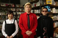 左から滝菜月アナウンサー、メイプル超合金カズレーザー、吹越満。(c)日本テレビ