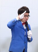 敬礼する銀シャリ橋本。