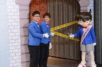 「KEEP OUT」テープでのテープカットの様子。