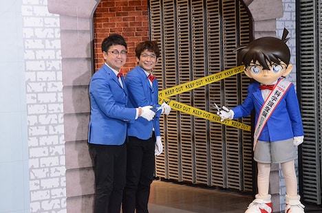 「KEEP OUT」テープでのテープカットの様子。