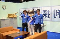 フォトセッションと囲み取材は毛利小五郎探偵事務所を模したブースで行われた。