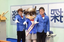 銀シャリと「名探偵コナン」の江戸川コナン（中央）。