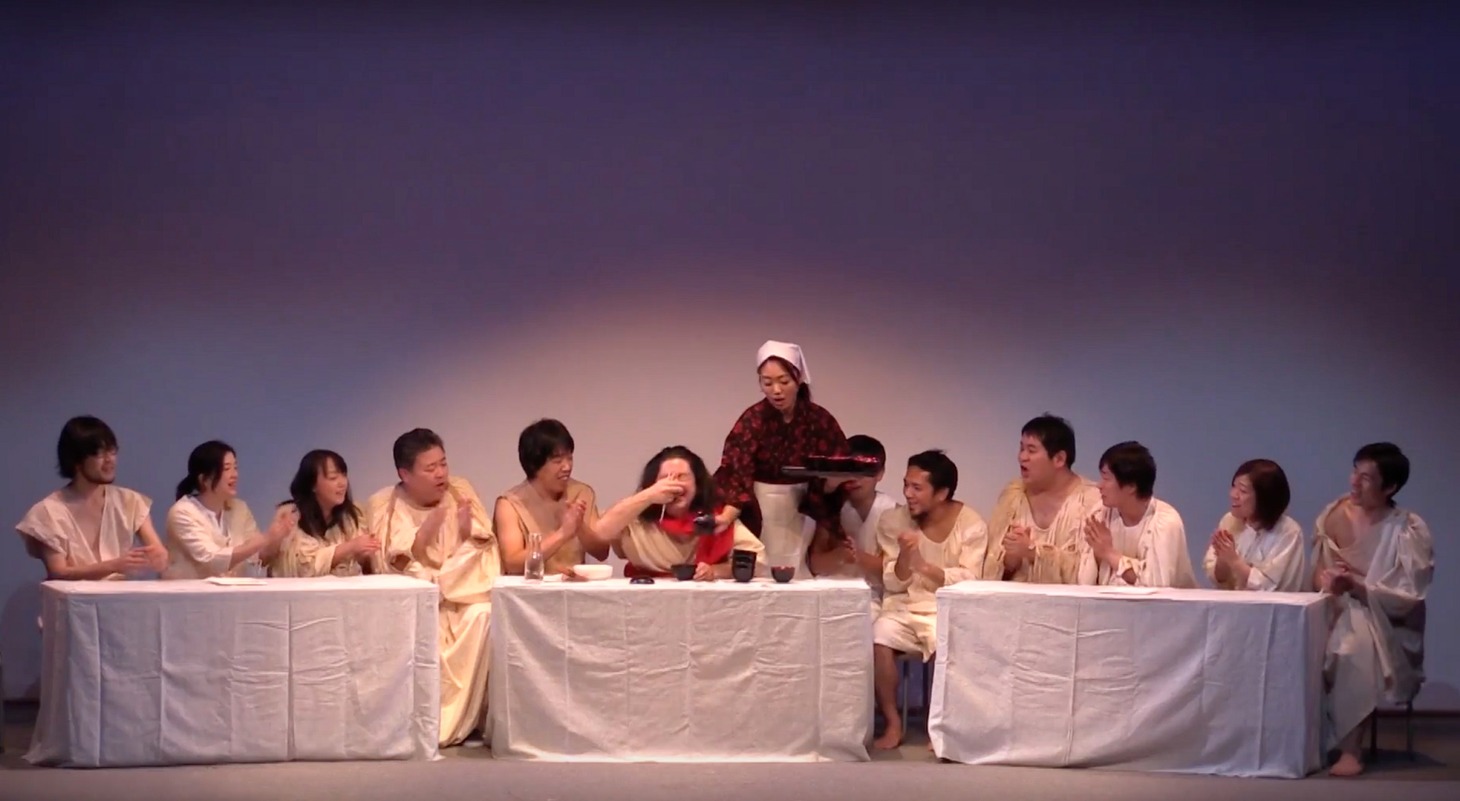 自己批判ショーによる公演の様子。