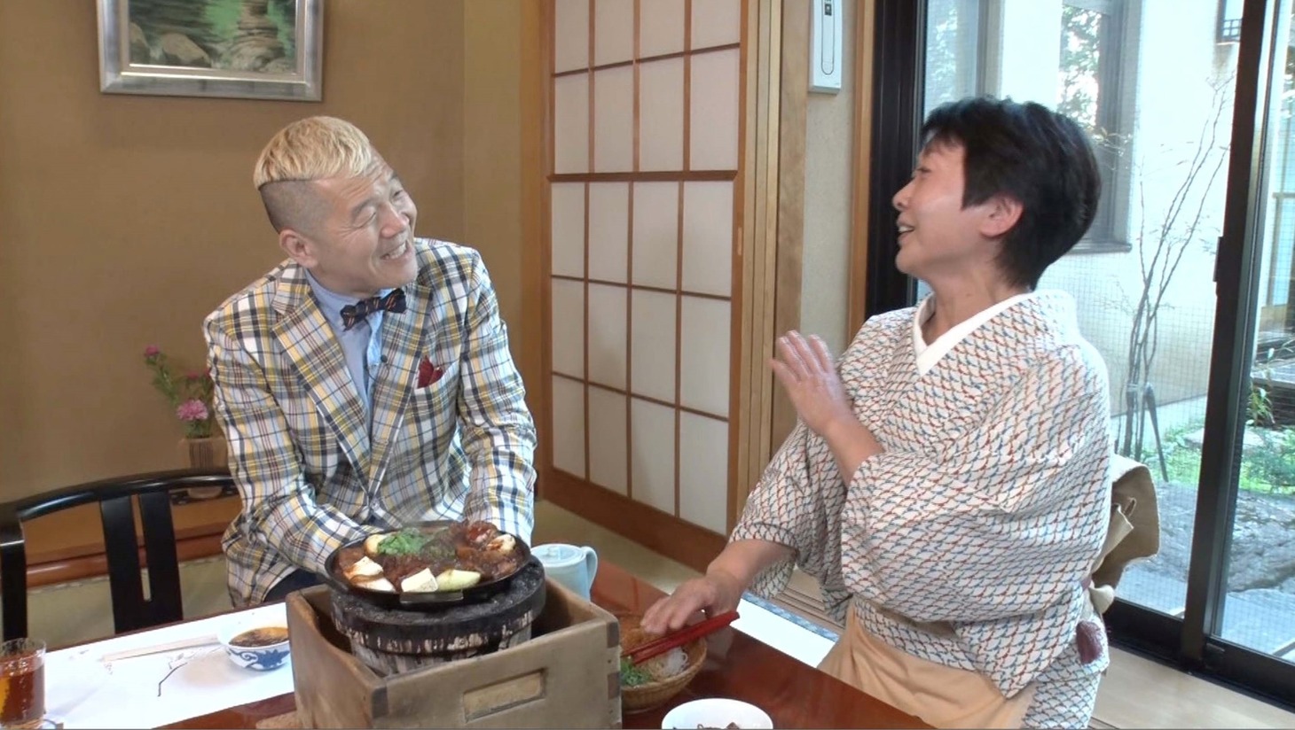 「マツコ＆有吉 かりそめ天国」ですき焼き店を訪れるキャイ～ン・ウド鈴木（左）。(c)テレビ朝日