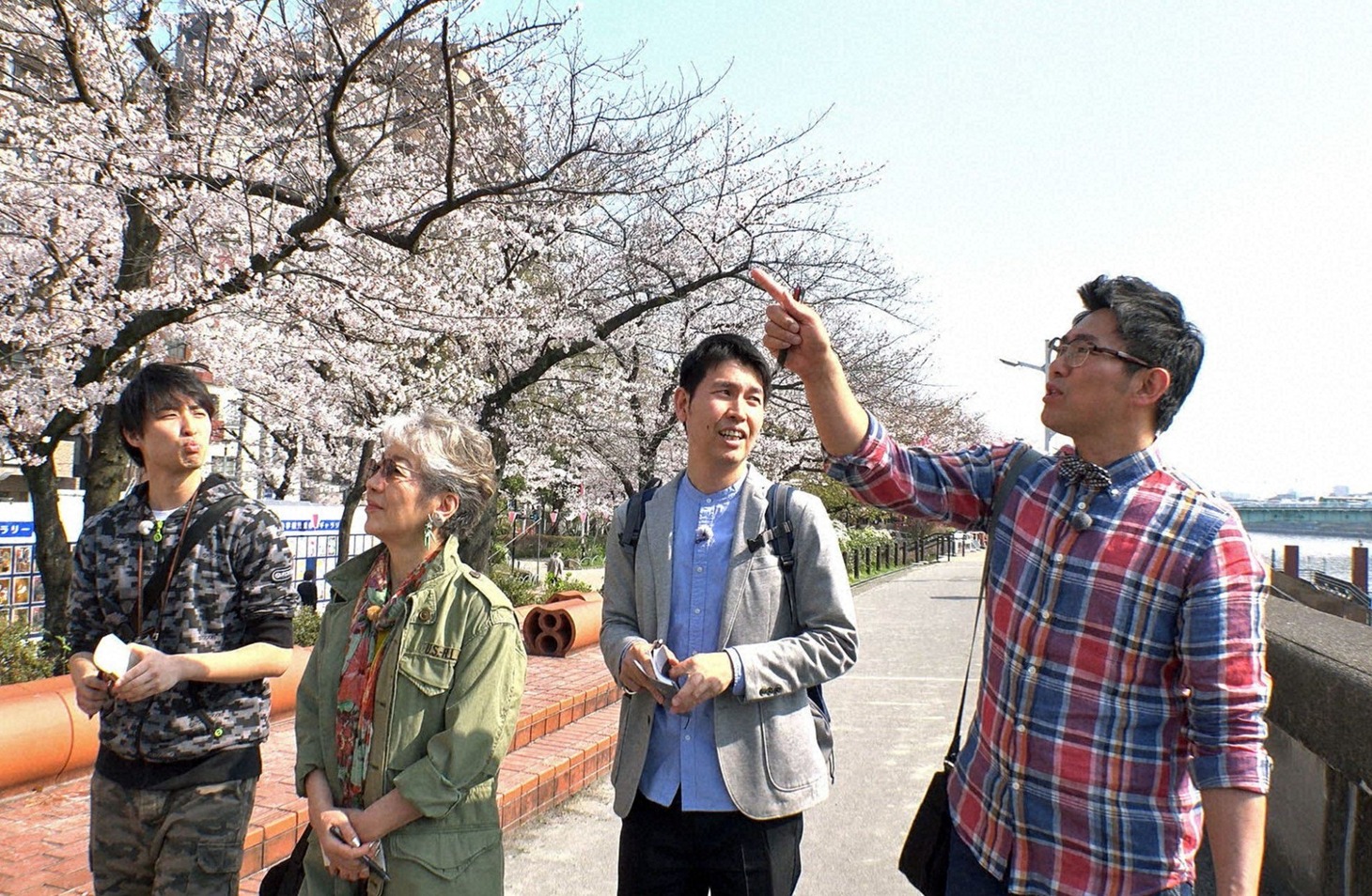 「てくてく俳句百景」に出演する、ビビる大木（右端）ら。(c)BS朝日