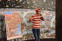 「ナナナナ～」に乗せて「ウォーリーをさがせ！展」をPRするジョイマン高木。