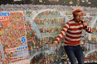 「ナナナナ～」に乗せて「ウォーリーをさがせ！展」をPRするジョイマン高木。