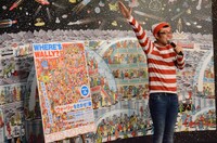 「ナナナナ～」に乗せて「ウォーリーをさがせ！展」をPRするジョイマン高木。