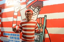 「誕生30周年記念 ウォーリーをさがせ！展」に来場したジョイマン高木。