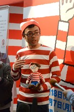 ウォーリーの人形を手に囲み取材に応じるジョイマン高木。