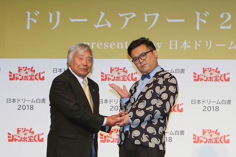 表彰されるとろサーモン久保田（右）。