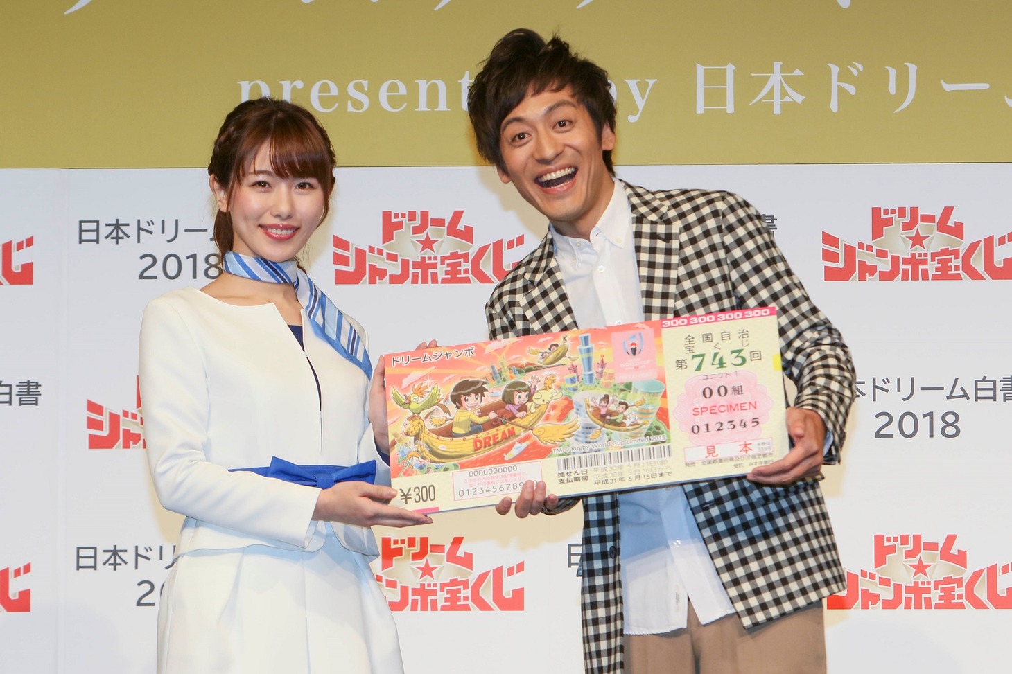 表彰されるとろサーモン村田（右）。