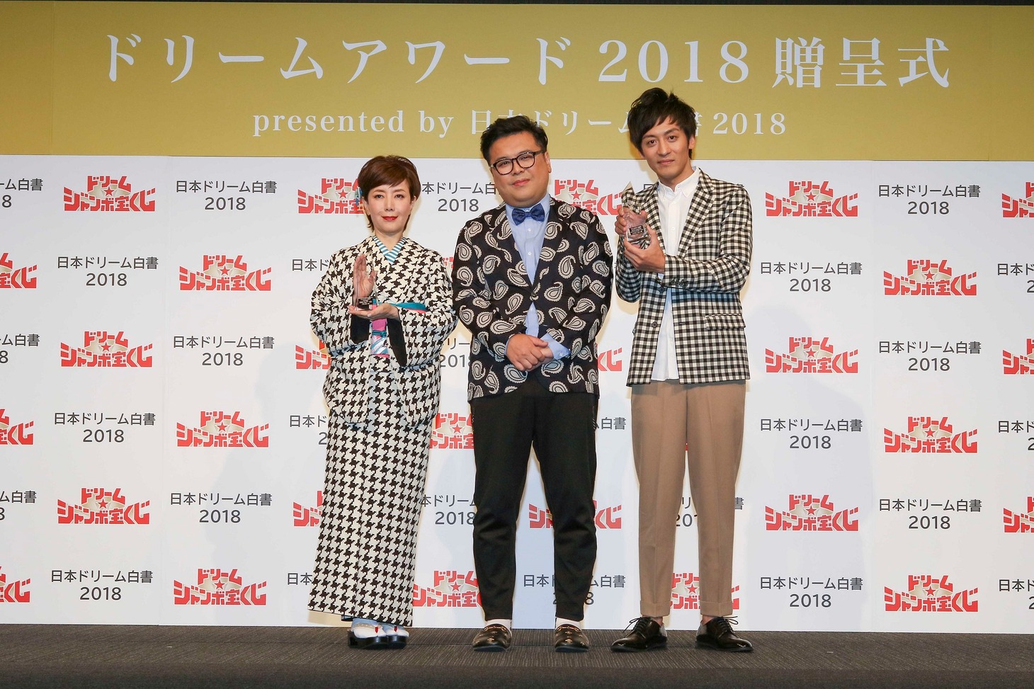 左から戸田恵子、とろサーモン。
