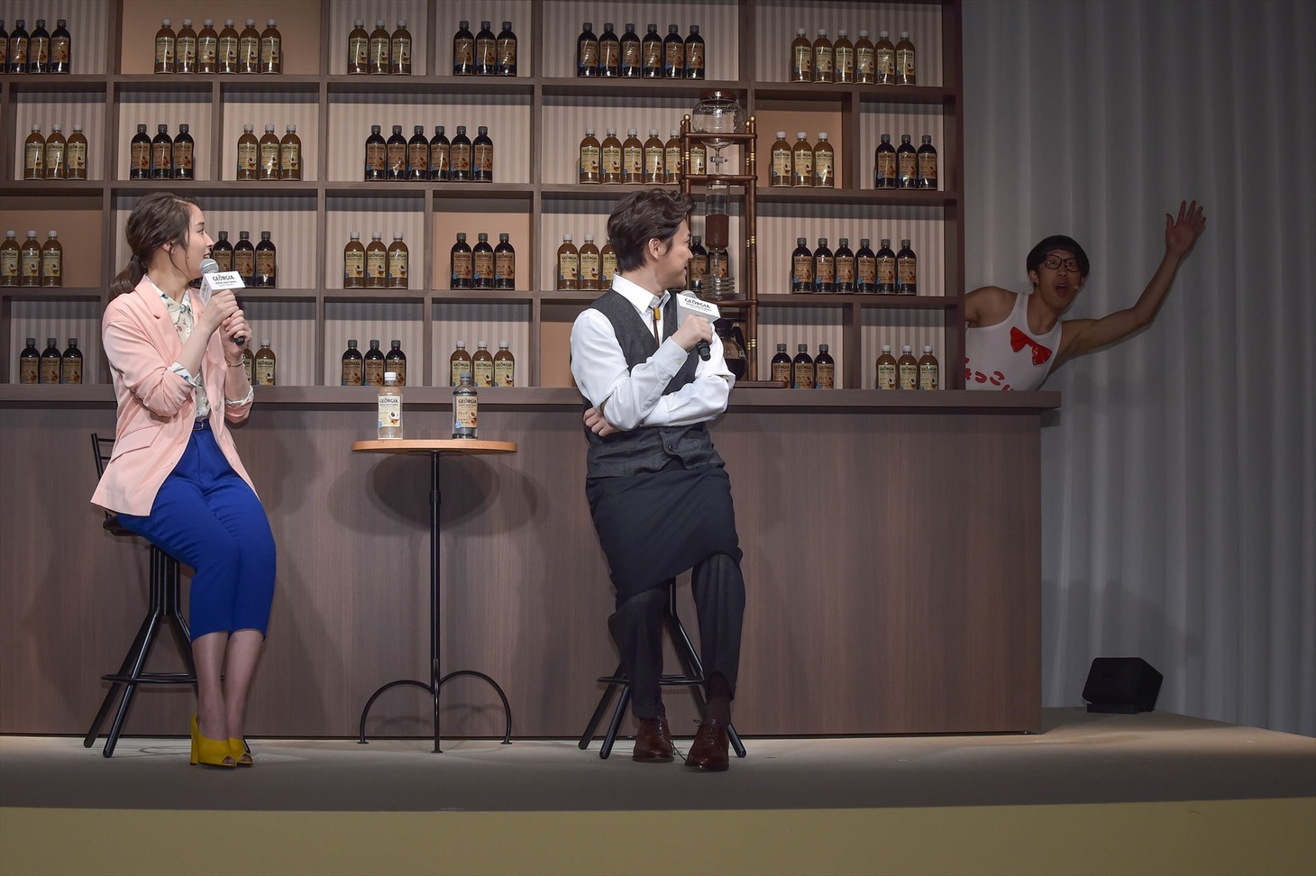 ひょっこりはん（右端）が姿を現したワンシーン。