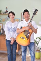 「家族のお茶漬け」の新テレビCM「『家族のうた』篇」で共演するANZEN漫才みやぞんと木村佳乃（左）。