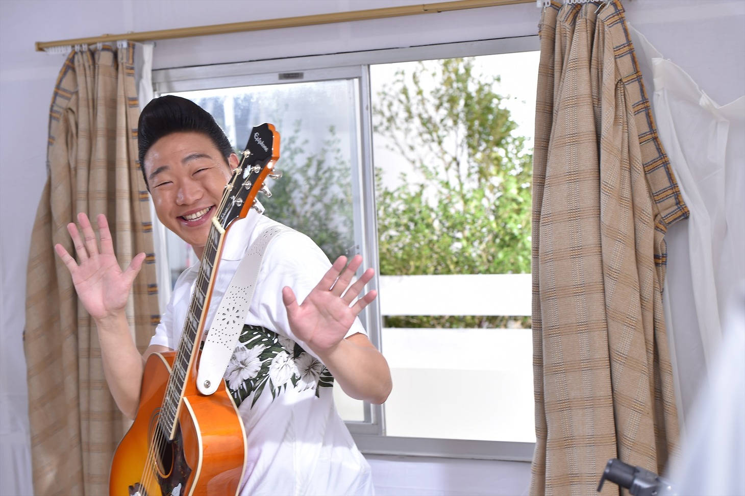 CM撮影中のみやぞん。