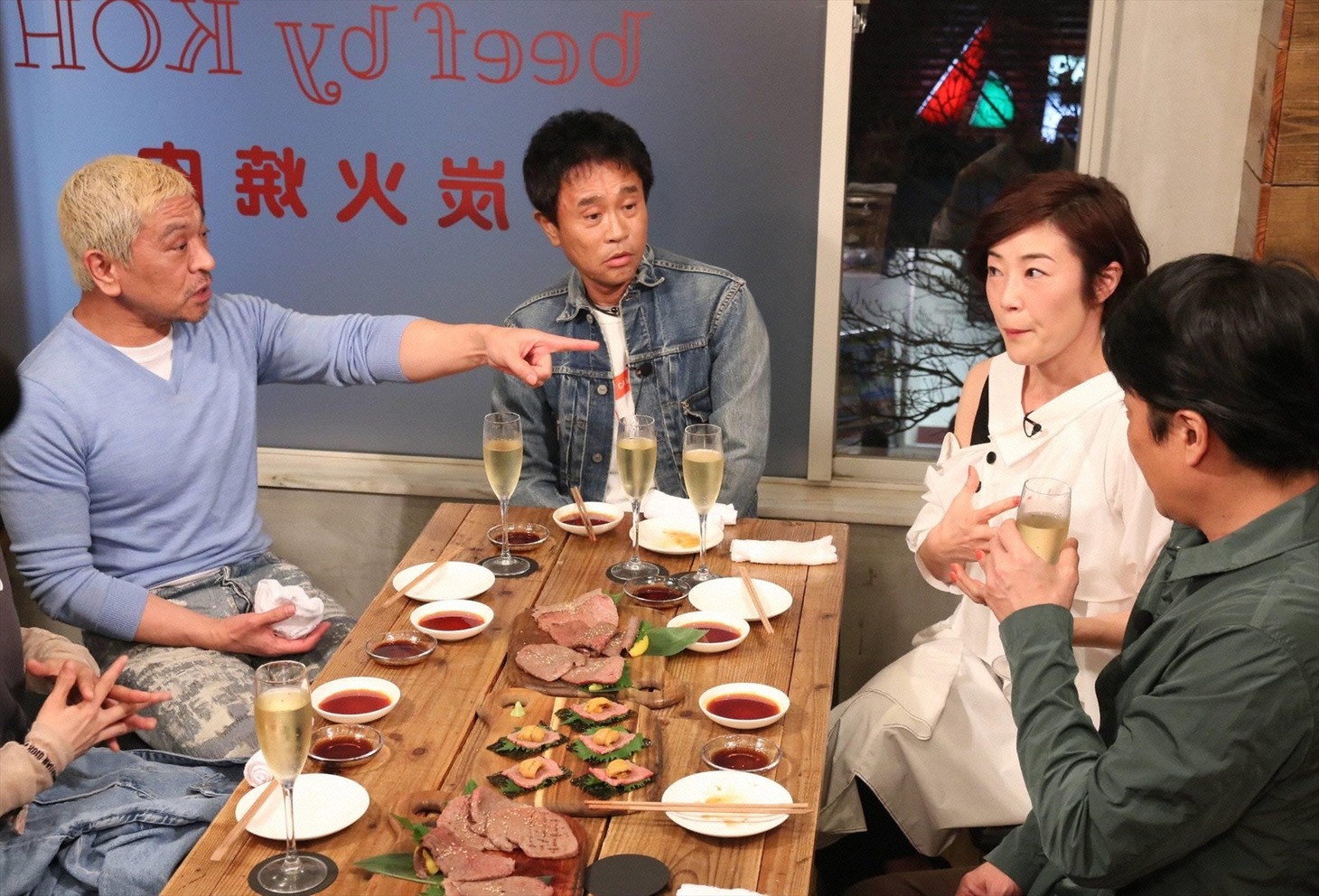 寺島しのぶ（右から2人目）の出演シーン。(c)フジテレビ