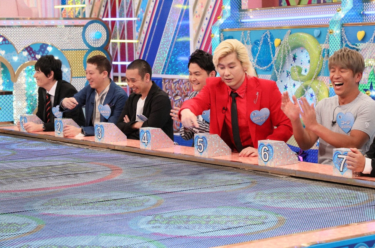 「金曜★ロンドンハーツ」の「究極恋愛シミュレーション ラブマゲドン」に出演する男性芸人たち。(c)テレビ朝日
