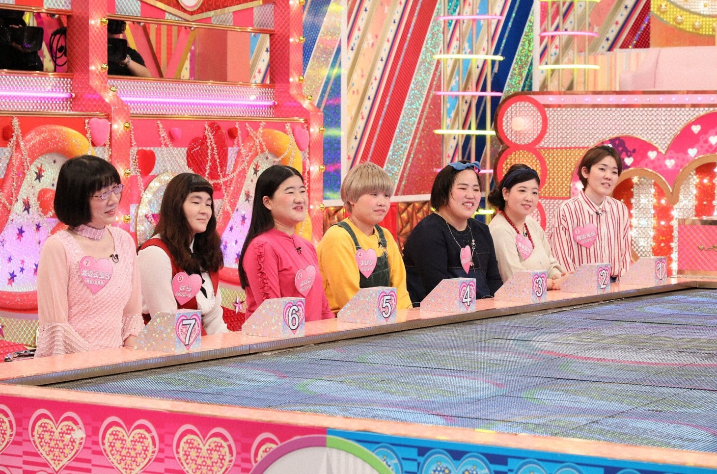「究極恋愛シミュレーション ラブマゲドン」に出演する女性芸人たち。(c)テレビ朝日