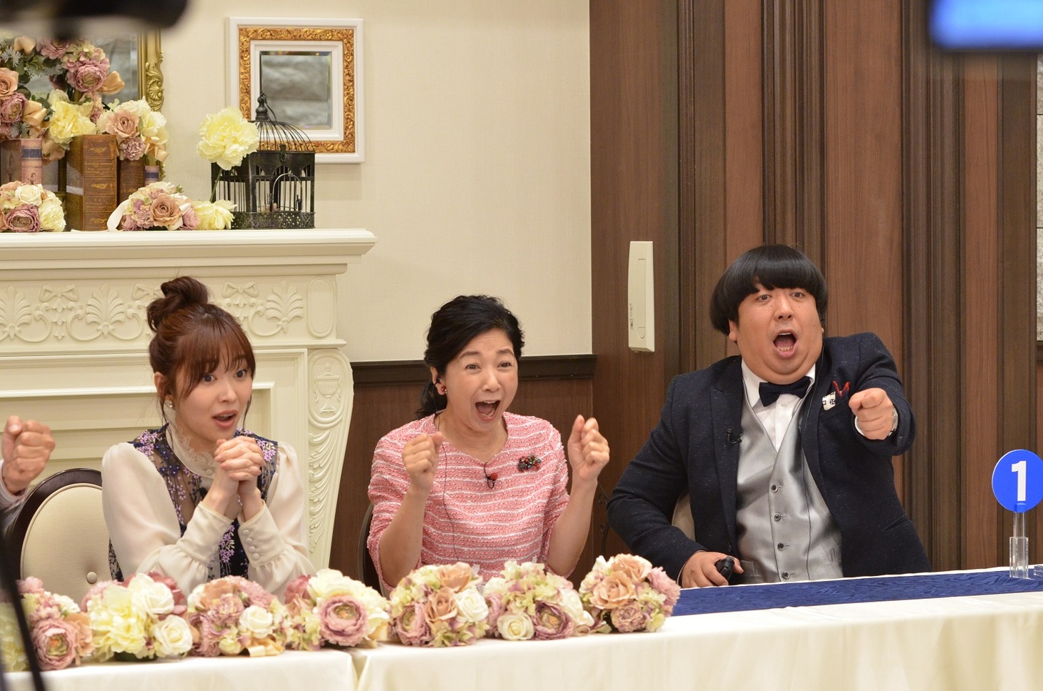 （左から）指原莉乃、宮崎美子、バナナマン日村。(c)中京テレビ