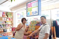 琉球民芸センターを訪れたチョコレートプラネット