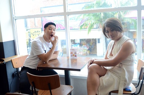 カフェでひと休みするチョコレートプラネット。