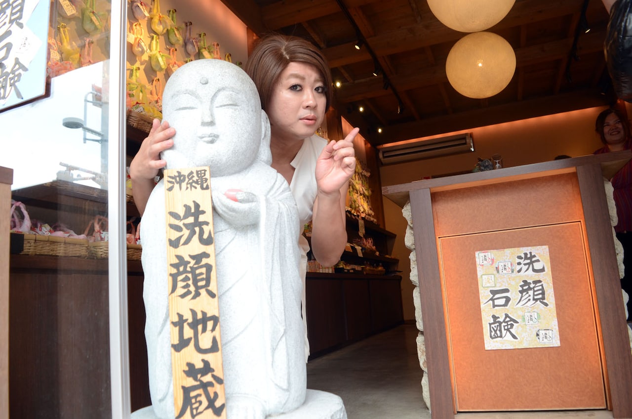 松尾IKKOが長田と国際通りをブラブラ、シーサーや洗顔地蔵とパシャリ