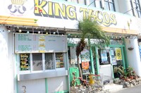 キングタコス普天間店の外観。