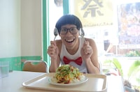 タコライスを前に笑顔を見せるひょっこりはん。