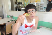 タコスを味わうひょっこりはん。