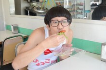 タコスを味わうひょっこりはん。