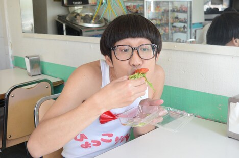 タコスを味わうひょっこりはん。