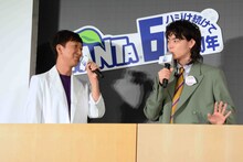 左から東京03飯塚、菅田将暉。