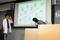 ファンタの歴史を振り返る（左から）東京03飯塚、菅田将暉。