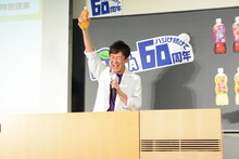 “カンパイ先生”を熱演する東京03飯塚。