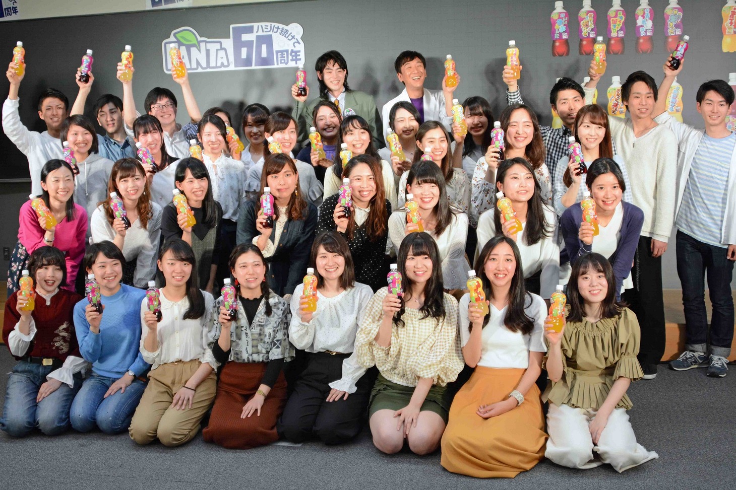学生たちと記念撮影をする東京03飯塚と菅田将暉。