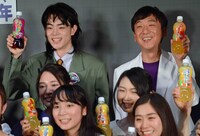 学生たちと記念撮影をする東京03飯塚（右）と菅田将暉（左）。