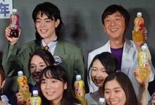 学生たちと記念撮影をする東京03飯塚（右）と菅田将暉（左）。