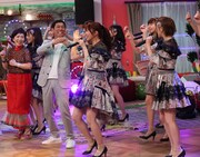 明石家さんまがAKB48らと共に踊るワンシーン。(c)NHK