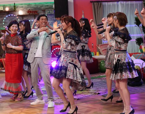 明石家さんまがAKB48らと共に踊るワンシーン。(c)NHK
