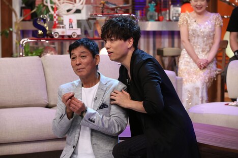 （左から）明石家さんま、山崎育三郎。(c)NHK