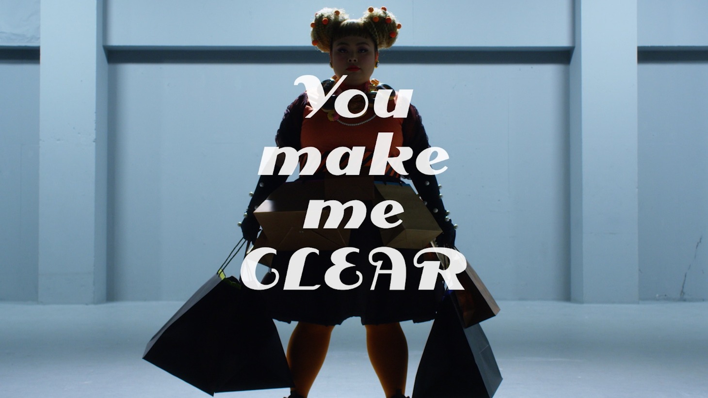 渡辺直美が出演するWeb動画「You make me CLEAR」のワンシーン。