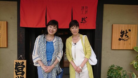 （左から）かたせ梨乃、高島礼子。(c)テレビ朝日