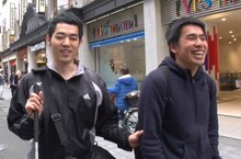 濱田祐太郎と、濱田をサポートする溝口幸雄（右）。(c)TBS