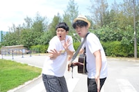 ミキ亜生（左）と馬と魚（右）。