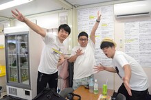 かまいたち濱家、ミキ昴生、馬と魚（左から）。