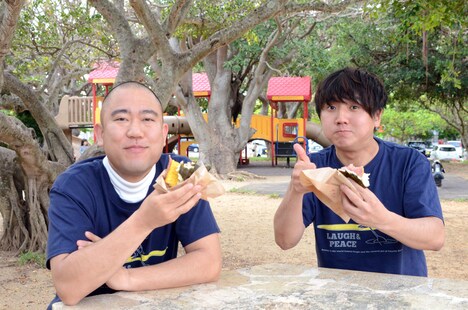 ポークたまごおにぎりを味わうコロコロチキチキペッパーズ。