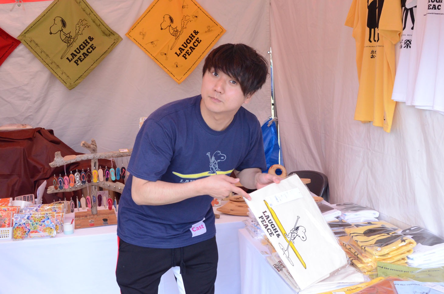 オフィシャルグッズを紹介する西野。