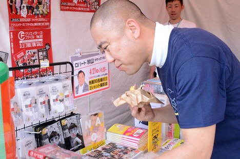 「クリエイターズ・ファイル」に興味を持つナダル。