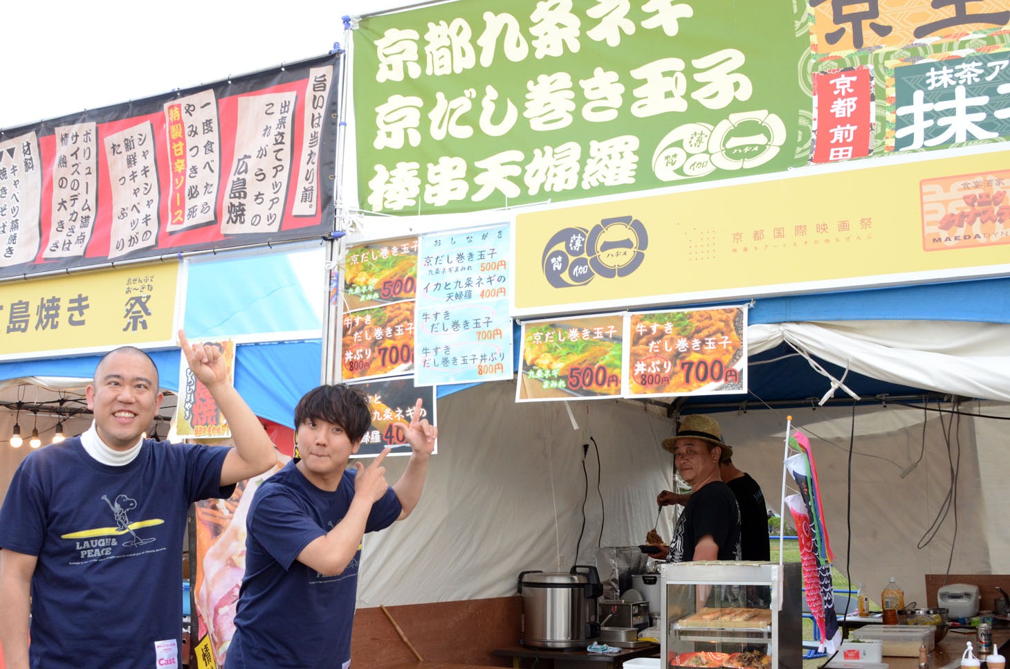 グルメブースを散策するコロコロチキチキペッパーズ。